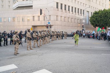Los Angeles, ABD 8 Haziran 2025 Milli Muhafız Birlikleri, göçmen haklarına destek ve genişletilmiş ICE operasyonlarına karşı düzenlenen gösteride beklemede.