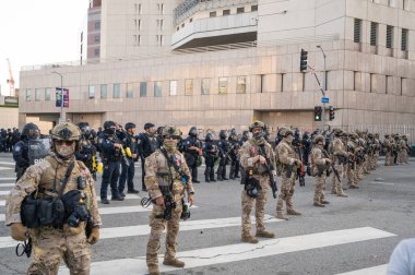 Los Angeles, ABD 8 Haziran 2025 Milli Muhafız Birlikleri, göçmen haklarına destek ve genişletilmiş ICE operasyonlarına karşı düzenlenen gösteride beklemede.