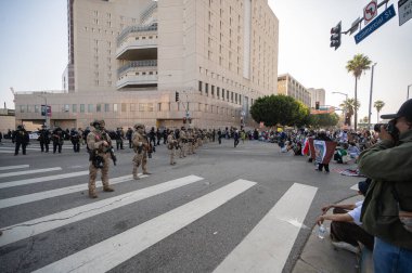 Los Angeles, ABD 8 Haziran 2025 Milli Muhafız Birlikleri, göçmen haklarına destek ve genişletilmiş ICE operasyonlarına karşı düzenlenen gösteride beklemede.
