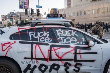 Los Angeles, ABD 8 Haziran 2025. Otomatik elektrikli araç genişletilmiş ICE operasyonlarına ve göçmen haklarına karşı düzenlenen bir gösteride tahrip edildi.