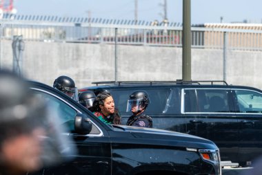 Los Angeles, ABD, 8 Haziran 2025 LAPD çevik kuvvet polisi tarafından genişletilmiş ICE operasyonlarına ve göçmen haklarına karşı düzenlenen gösteride tutuklandı..