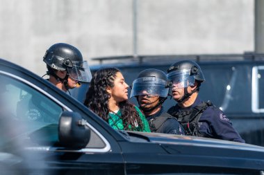 Los Angeles, ABD, 8 Haziran 2025 LAPD çevik kuvvet polisi tarafından genişletilmiş ICE operasyonlarına ve göçmen haklarına karşı düzenlenen gösteride tutuklandı..