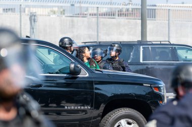 Los Angeles, ABD, 8 Haziran 2025 LAPD çevik kuvvet polisi tarafından genişletilmiş ICE operasyonlarına ve göçmen haklarına karşı düzenlenen gösteride tutuklandı..