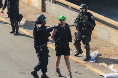 Los Angeles, ABD, 8 Haziran 2025 LAPD çevik kuvvet polisi tarafından genişletilmiş ICE operasyonlarına ve göçmen haklarına karşı düzenlenen gösteride tutuklandı..