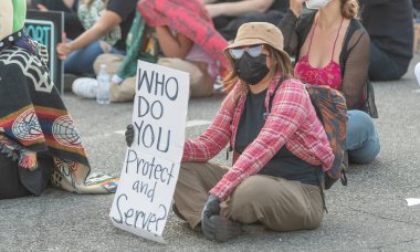 Los Angeles, ABD 8 Haziran 2025. Kadın, göçmen haklarına destek ve genişletilmiş ICE operasyonlarına karşı düzenlenen bir gösteride protesto işareti tutuyor..