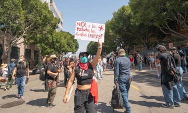 Los Angeles, ABD 8 Haziran 2025. Kadın, göçmen haklarına destek ve genişletilmiş ICE operasyonlarına karşı düzenlenen bir gösteride protesto işareti tutuyor..