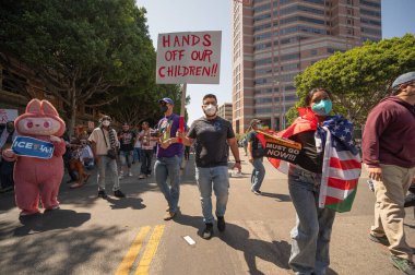Los Angeles, ABD 8 Haziran 2025 Şehir merkezindeki göçmen haklarına destek ve genişletilmiş ICE operasyonlarına karşı protesto işareti tutan adam.