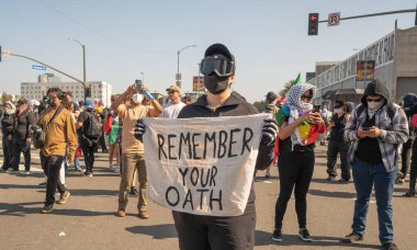 Los Angeles, ABD 8 Haziran 2025 Şehir merkezindeki göçmen haklarına destek ve genişletilmiş ICE operasyonlarına karşı protesto işareti tutan adam.