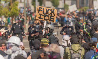Los Angeles, ABD 8 Haziran 2025. Kadın, göçmen haklarına destek ve genişletilmiş ICE operasyonlarına karşı düzenlenen bir gösteride protesto işareti tutuyor..