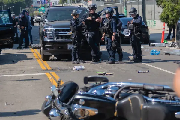Los Angeles, ABD 8 Haziran 2025: Şehir merkezindeki göçmen haklarına destek ve genişletilmiş ICE operasyonlarına karşı düzenlenen gösteride polis tarafından ele geçirilen motosiklet