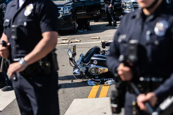 Los Angeles, ABD 8 Haziran 2025: Şehir merkezindeki göçmen haklarına destek ve genişletilmiş ICE operasyonlarına karşı düzenlenen gösteride polis tarafından ele geçirilen motosiklet