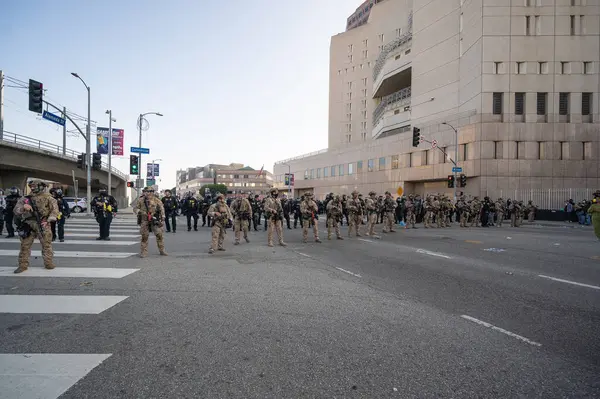 Los Angeles, ABD 8 Haziran 2025 Milli Muhafız Birlikleri, göçmen haklarına destek ve genişletilmiş ICE operasyonlarına karşı düzenlenen gösteride beklemede.