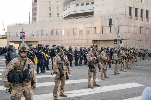 Los Angeles, ABD 8 Haziran 2025 Milli Muhafız Birlikleri, göçmen haklarına destek ve genişletilmiş ICE operasyonlarına karşı düzenlenen gösteride beklemede.