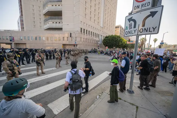 Los Angeles, ABD 8 Haziran 2025 Milli Muhafız Birlikleri, göçmen haklarına destek ve genişletilmiş ICE operasyonlarına karşı düzenlenen gösteride beklemede.