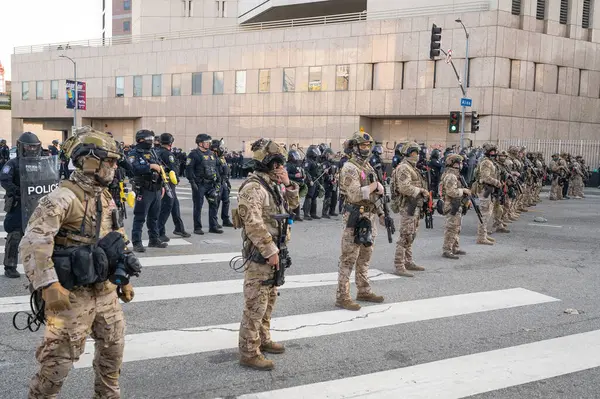 Los Angeles, ABD 8 Haziran 2025 Milli Muhafız Birlikleri, göçmen haklarına destek ve genişletilmiş ICE operasyonlarına karşı düzenlenen gösteride beklemede.