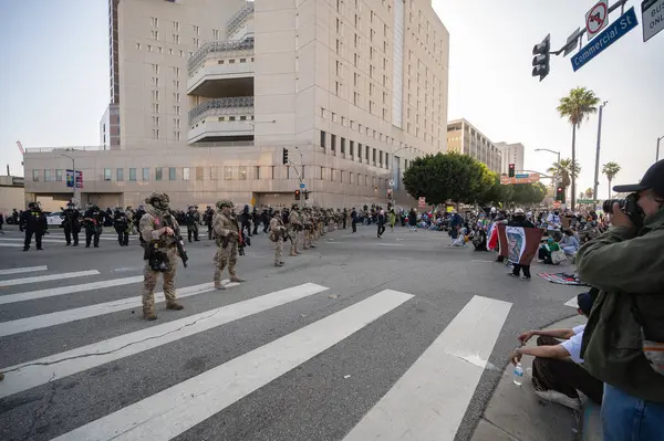 Los Angeles, ABD 8 Haziran 2025 Milli Muhafız Birlikleri, göçmen haklarına destek ve genişletilmiş ICE operasyonlarına karşı düzenlenen gösteride beklemede.