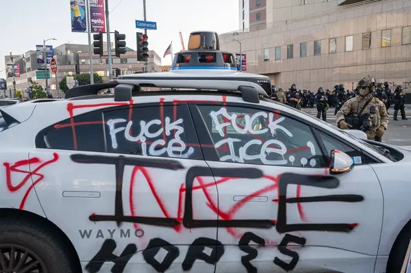 Los Angeles, ABD 8 Haziran 2025. Otomatik elektrikli araç genişletilmiş ICE operasyonlarına ve göçmen haklarına karşı düzenlenen bir gösteride tahrip edildi.