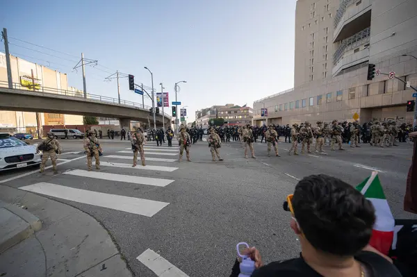 Los Angeles, ABD 8 Haziran 2025 Milli Muhafız Birlikleri, göçmen haklarına destek ve genişletilmiş ICE operasyonlarına karşı düzenlenen gösteride beklemede.