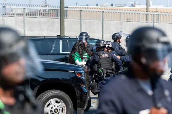 Los Angeles, ABD, 8 Haziran 2025 LAPD çevik kuvvet polisi tarafından genişletilmiş ICE operasyonlarına ve göçmen haklarına karşı düzenlenen gösteride tutuklandı..