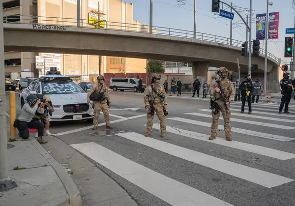 Los Angeles, ABD 8 Haziran 2025 Milli Muhafız Birlikleri, göçmen haklarına destek ve genişletilmiş ICE operasyonlarına karşı düzenlenen gösteride beklemede.