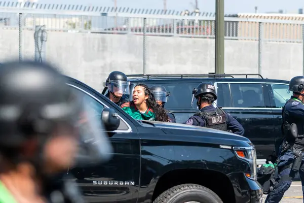 Los Angeles, ABD, 8 Haziran 2025 LAPD çevik kuvvet polisi tarafından genişletilmiş ICE operasyonlarına ve göçmen haklarına karşı düzenlenen gösteride tutuklandı..