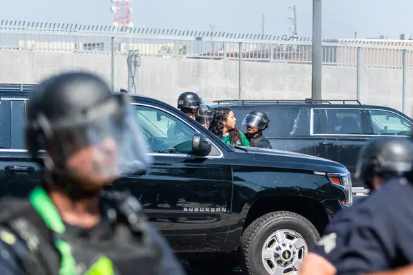Los Angeles, ABD, 8 Haziran 2025 LAPD çevik kuvvet polisi tarafından genişletilmiş ICE operasyonlarına ve göçmen haklarına karşı düzenlenen gösteride tutuklandı..