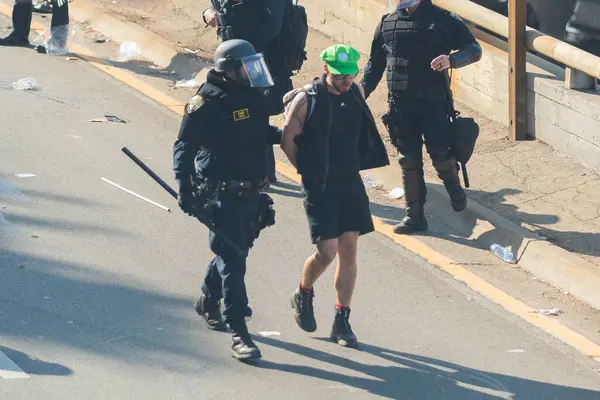 Los Angeles, ABD, 8 Haziran 2025 LAPD çevik kuvvet polisi tarafından genişletilmiş ICE operasyonlarına ve göçmen haklarına karşı düzenlenen gösteride tutuklandı..