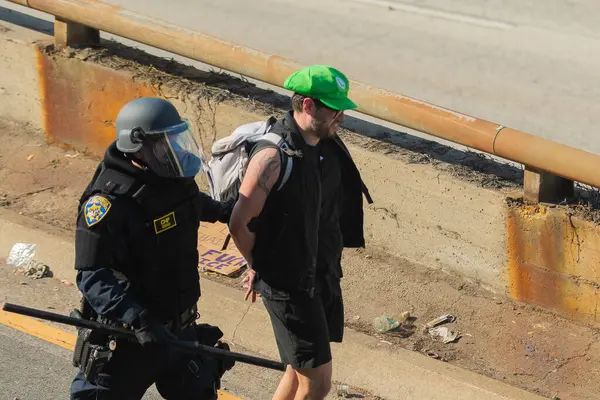 Los Angeles, ABD, 8 Haziran 2025 LAPD çevik kuvvet polisi tarafından genişletilmiş ICE operasyonlarına ve göçmen haklarına karşı düzenlenen gösteride tutuklandı..