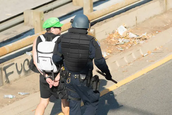 Los Angeles, ABD, 8 Haziran 2025 LAPD çevik kuvvet polisi tarafından genişletilmiş ICE operasyonlarına ve göçmen haklarına karşı düzenlenen gösteride tutuklandı..
