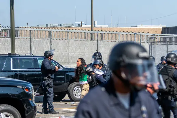 Los Angeles, ABD, 8 Haziran 2025 LAPD çevik kuvvet polisi tarafından genişletilmiş ICE operasyonlarına ve göçmen haklarına karşı düzenlenen gösteride tutuklandı..