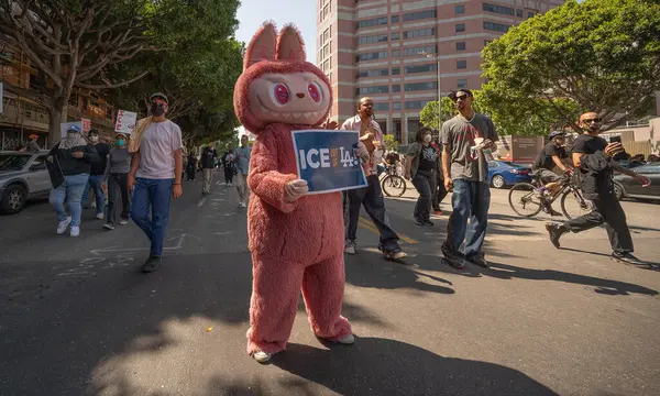 Los Angeles, ABD 8 Haziran 2025 Şehir merkezindeki göçmen haklarına destek ve genişletilmiş göçmen haklarına karşı düzenlenen gösteride kostüm giyen kişi..