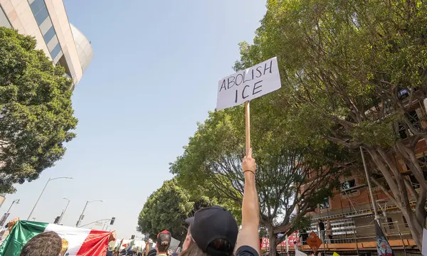 Los Angeles, ABD 8 Haziran 2025. Kadın, göçmen haklarına destek ve genişletilmiş ICE operasyonlarına karşı düzenlenen bir gösteride protesto işareti tutuyor..