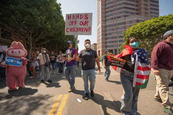 Los Angeles, ABD 8 Haziran 2025 Şehir merkezindeki göçmen haklarına destek ve genişletilmiş ICE operasyonlarına karşı protesto işareti tutan adam.