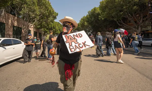 Los Angeles, ABD 8 Haziran 2025. Kadın, göçmen haklarına destek ve genişletilmiş ICE operasyonlarına karşı düzenlenen bir gösteride protesto işareti tutuyor..