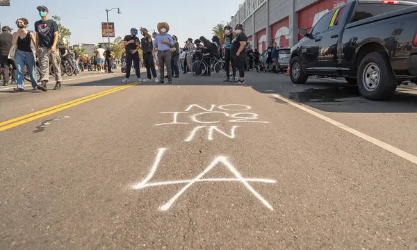 Los Angeles, ABD 8 Haziran 2025 'te şehir merkezindeki göçmen haklarına destek ve genişletilmiş göçmen haklarına karşı bir gösteride graffiti yapıldı..