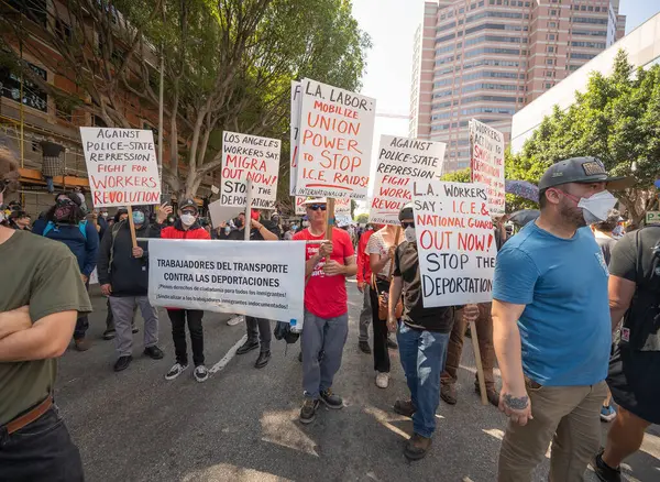 Los Angeles, ABD 8 Haziran 2025 Şehir merkezindeki göçmen haklarına destek ve genişletilmiş ICE operasyonlarına karşı protesto işareti tutan insanlar.