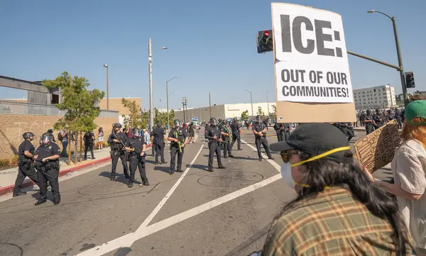 Los Angeles, ABD 8 Haziran 2025 Şehir merkezindeki göçmen haklarına destek ve genişletilmiş ICE operasyonlarına karşı protesto işareti tutan adam.