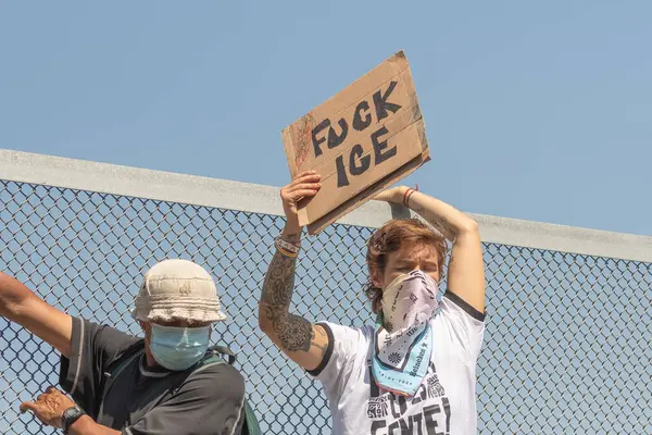 Los Angeles, ABD 8 Haziran 2025 Şehir merkezindeki göçmen haklarına destek ve genişletilmiş ICE operasyonlarına karşı protesto işareti tutan adam.