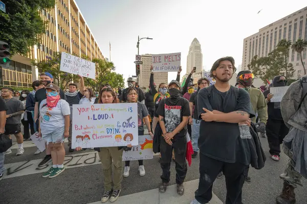 Los Angeles, ABD 8 Haziran 2025. Kadın, göçmen haklarına destek ve genişletilmiş ICE operasyonlarına karşı düzenlenen bir gösteride protesto işareti tutuyor..