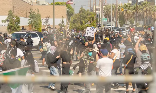 Los Angeles, ABD 8 Haziran 2025 şehir merkezindeki göçmen haklarına destek ve genişletilmiş göçmen haklarına karşı bir gösteri sırasında protesto işareti tutan bir kişi.