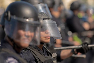 Los Angeles, ABD, 8 Haziran 2025 LAPD memurları genişletilmiş göçmen haklarına karşı düzenlenen bir gösteride nöbet tutuyorlar..