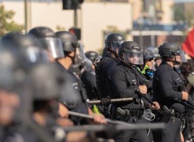 Los Angeles, ABD, 8 Haziran 2025 LAPD memurları genişletilmiş göçmen haklarına karşı düzenlenen bir gösteride nöbet tutuyorlar..