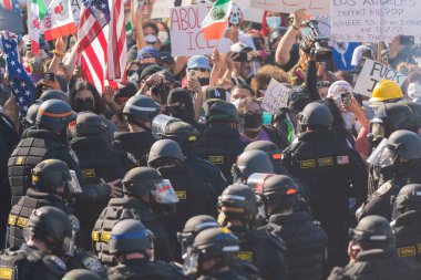 Los Angeles, ABD, 8 Haziran 2025 Polis, genişletilmiş ICE operasyonlarına ve göçmen haklarına karşı düzenlenen gösteride göz yaşartıcı gaz dumanıyla protestocularla çatışmaya girdi.