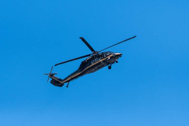 Los Angeles, ABD, 8 Haziran 2025 ABD Gümrük ve Sınır Koruma Kara Şahin helikopteri genişletilmiş ICE operasyonlarına ve göçmen haklarına karşı düzenlenen bir gösteri sırasında havalandı..