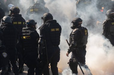 Los Angeles, ABD, 8 Haziran 2025 Polis, genişletilmiş ICE operasyonlarına ve göçmen haklarına karşı düzenlenen gösteride göz yaşartıcı gaz dumanıyla protestocularla çatışmaya girdi.