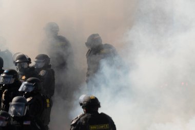Los Angeles, ABD, 8 Haziran 2025 Polis, genişletilmiş ICE operasyonlarına ve göçmen haklarına karşı düzenlenen gösteride göz yaşartıcı gaz dumanıyla protestocularla çatışmaya girdi.