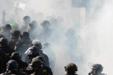 Los Angeles, ABD, 8 Haziran 2025 Polis, genişletilmiş ICE operasyonlarına ve göçmen haklarına karşı düzenlenen gösteride göz yaşartıcı gaz dumanıyla protestocularla çatışmaya girdi.