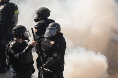 Los Angeles, ABD, 8 Haziran 2025 Polis, genişletilmiş ICE operasyonlarına ve göçmen haklarına karşı düzenlenen gösteride göz yaşartıcı gaz dumanıyla protestocularla çatışmaya girdi.