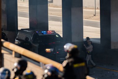 Los Angeles, ABD, 8 Haziran 2025 LAPD memurları genişletilmiş göçmen haklarına karşı düzenlenen bir gösteride nöbet tutuyorlar..
