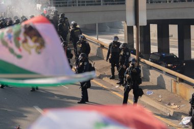 Los Angeles, ABD, 8 Haziran 2025 Polis, genişletilmiş ICE operasyonlarına ve göçmen haklarına karşı düzenlenen gösteride göz yaşartıcı gaz dumanıyla protestocularla çatışmaya girdi.